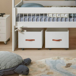 LIFETIME Kidsrooms Два великі білі контейнери на колесах.